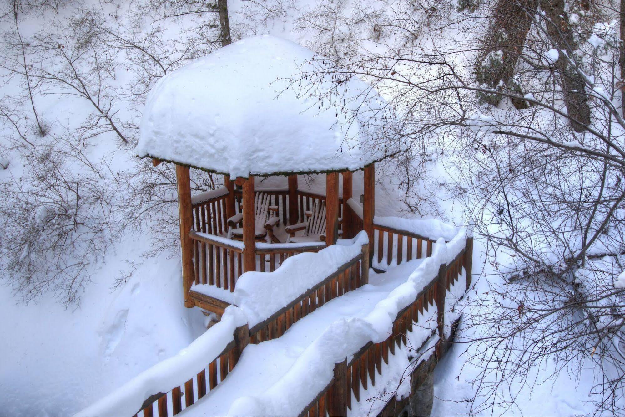 Log Cabin On The Stream Sundance Kültér fotó